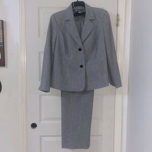 Kasper women’s two button front gray pant suit. 14W.